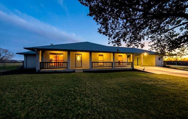 3-bedroom rental at 14320 La Vernia Rd in St Hedwig, TX — photo 2