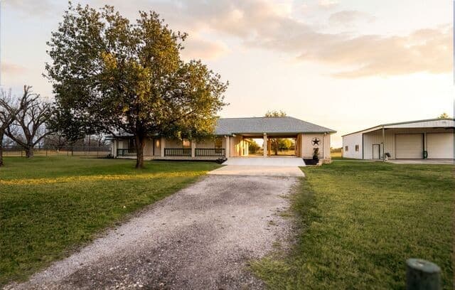 3-bedroom rental at 14320 La Vernia Rd in St Hedwig, TX — photo 4