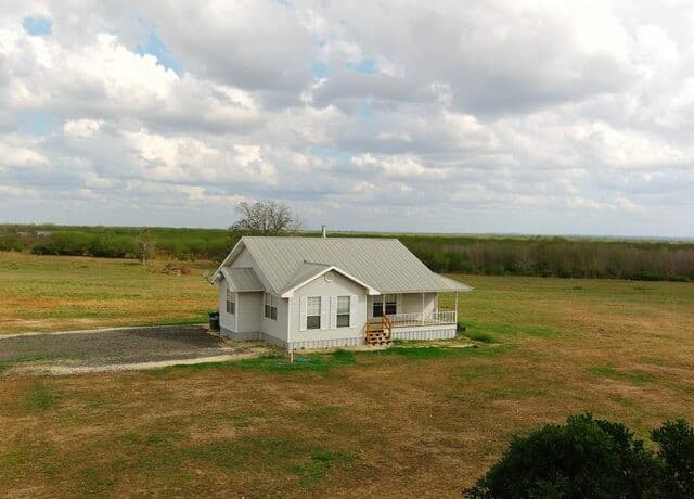 2-bedroom rental at 501 S Parker in Nixon, TX — photo 1