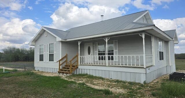 2-bedroom rental at 501 S Parker in Nixon, TX — photo 2