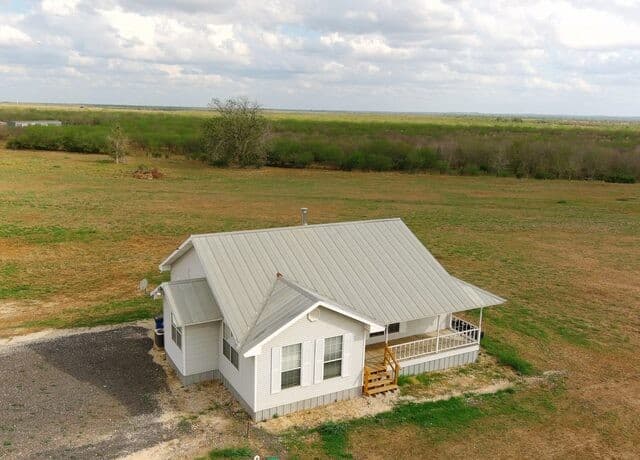 2-bedroom rental at 501 S Parker in Nixon, TX — photo 3