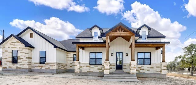 4-bedroom rental at 100 Hondo Ridge in La Vernia, TX — photo 1