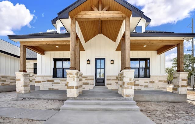 4-bedroom rental at 100 Hondo Ridge in La Vernia, TX — photo 2