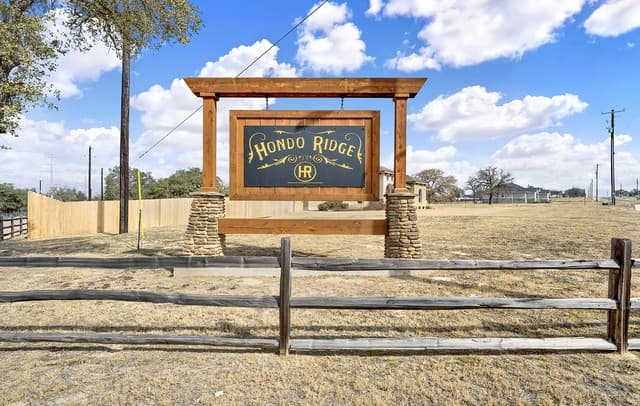 4-bedroom rental at 100 Hondo Ridge in La Vernia, TX — photo 4