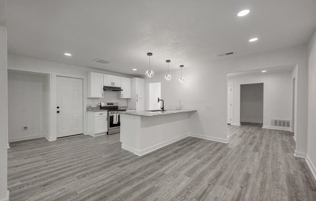 3-bedroom rental at 6415 Edinborough in San Antonio, TX — photo 2