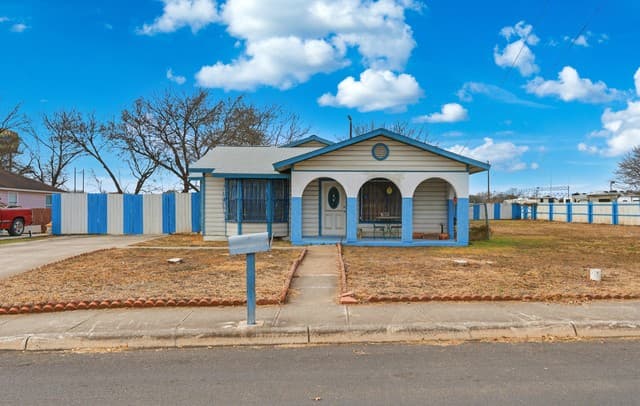 3-bedroom rental at 2707 Wayne in San Antonio, TX — photo 2