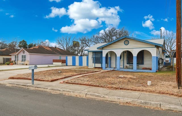 3-bedroom rental at 2707 Wayne in San Antonio, TX — photo 3