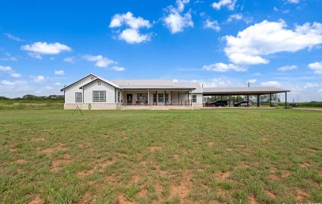 4-bedroom rental at 4495 N Sh 16 in Jourdanton, TX — photo 2