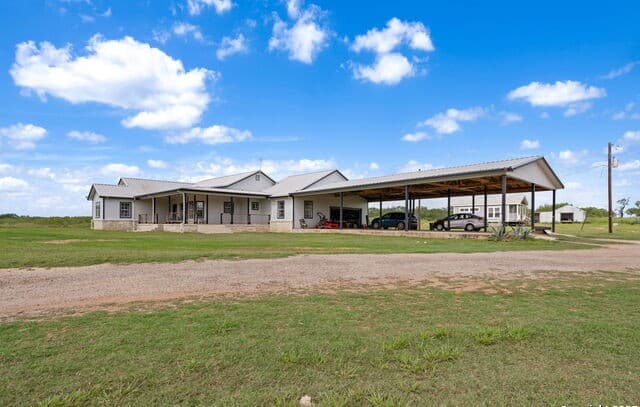 4-bedroom rental at 4495 N Sh 16 in Jourdanton, TX — photo 3