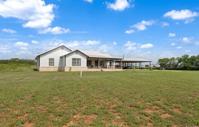 4-bedroom rental at 4495 N Sh 16 in Jourdanton, TX — photo 4