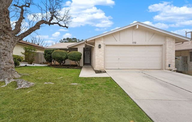 3-bedroom rental at 122 Bolerio Dr in Universal City, TX — photo 2