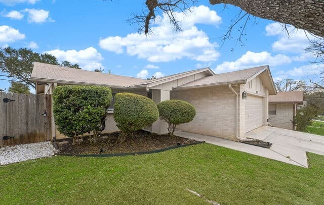 3-bedroom rental at 122 Bolerio Dr in Universal City, TX — photo 3