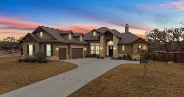 4-bedroom rental at 527 James Way in Castroville, TX — photo 3