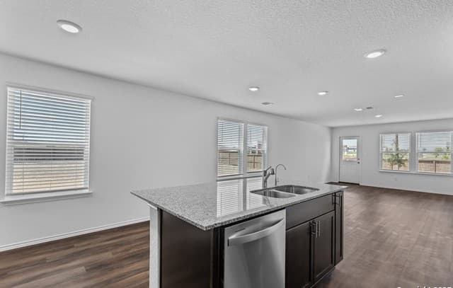 5-bedroom rental at 419 Kayden Court in Marion, TX — photo 4