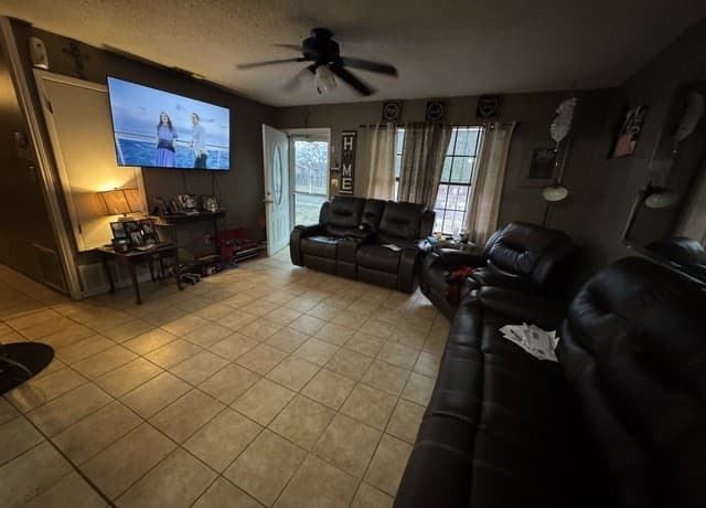 4-bedroom rental at 2815 Hollyhill Dr in San Antonio, TX — photo 3