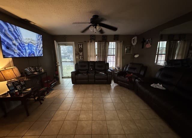 4-bedroom rental at 2815 Hollyhill Dr in San Antonio, TX — photo 4