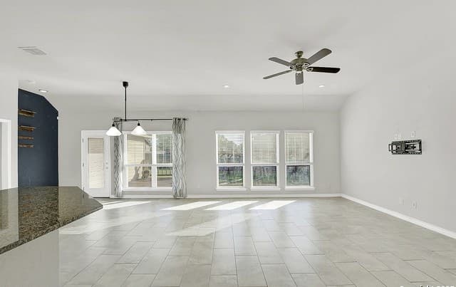 4-bedroom rental at 204 Oak Fields Dr., in Floresville, TX — photo 4