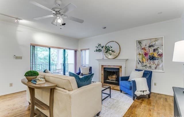 2-bedroom rental at 1022 Navarro Unit 306 in San Antonio, TX — photo 2
