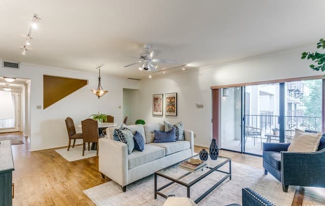 2-bedroom rental at 1022 Navarro Unit 306 in San Antonio, TX — photo 4