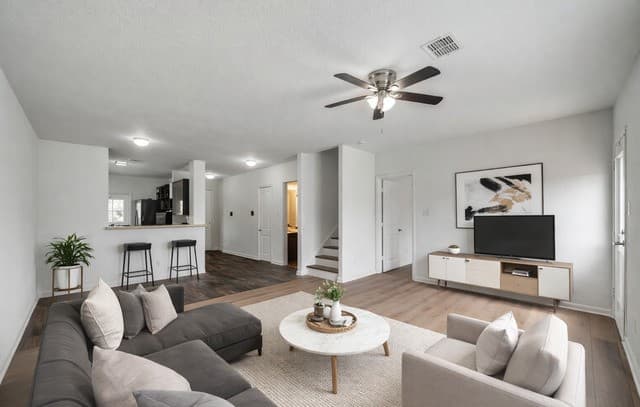 5-bedroom rental at 6002 Southern Vista in San Antonio, TX — photo 3