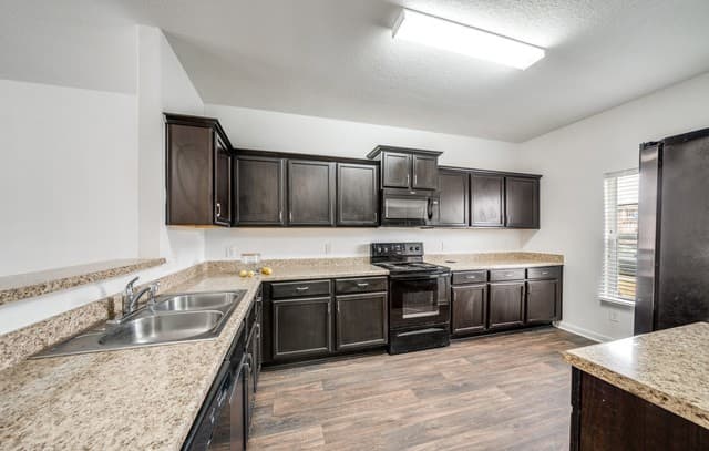 5-bedroom rental at 6002 Southern Vista in San Antonio, TX — photo 4