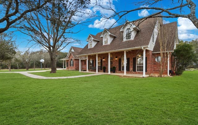 6-bedroom rental at 7380 Rolling Acres Trail in Fair Oaks Ranch, TX — photo 2