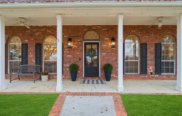 6-bedroom rental at 7380 Rolling Acres Trail in Fair Oaks Ranch, TX — photo 3