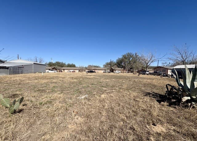 rental at 000 Trade Street in Pleasanton, TX — photo 2