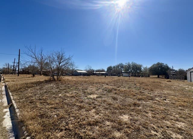 rental at 000 Trade Street in Pleasanton, TX — photo 4