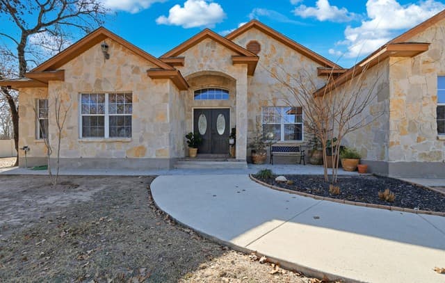 Home for sale at 228 County Road 6864 in Natalia, TX — photo 3