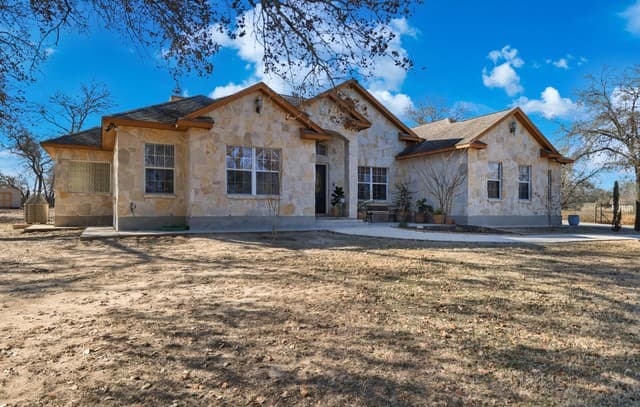 Home for sale at 228 County Road 6864 in Natalia, TX — photo 4
