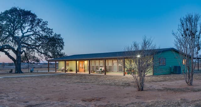3-bedroom rental at 1725 Fm 2504 in Poteet, TX — photo 3