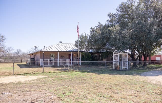 Home for sale at 3190 Pittman Rd in St.Hedwig, TX — photo 2