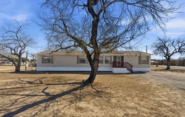 3-bedroom rental at 708 Mesquite in Jourdanton, TX — photo 1