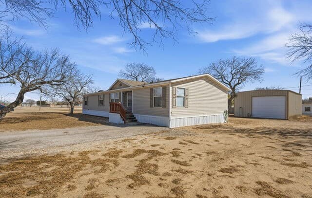 3-bedroom rental at 708 Mesquite in Jourdanton, TX — photo 3
