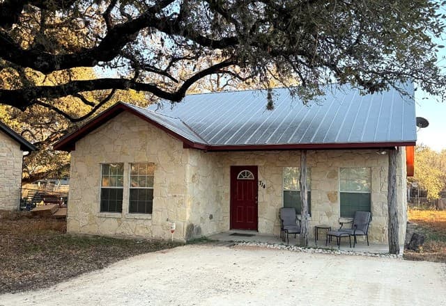 2-bedroom rental at 714 Houston in Pleasanton, TX — photo 1
