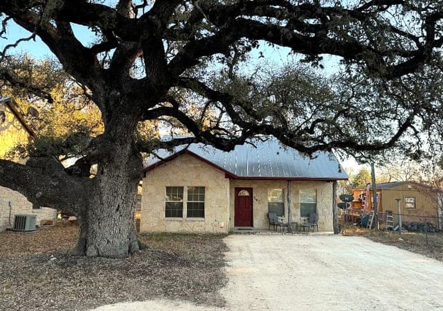 2-bedroom rental at 714 Houston in Pleasanton, TX — photo 2