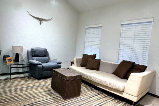 2-bedroom rental at 714 Houston in Pleasanton, TX — photo 3