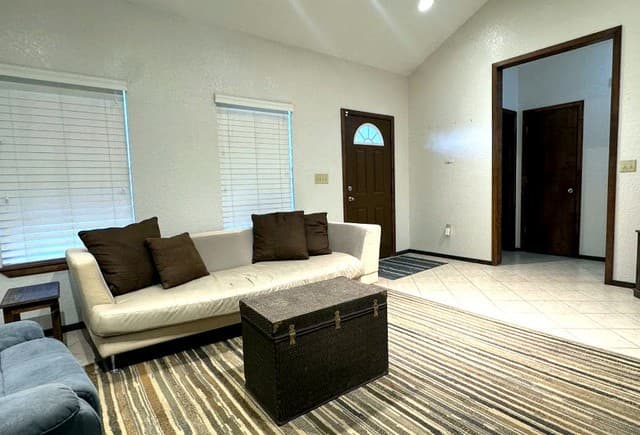 2-bedroom rental at 714 Houston in Pleasanton, TX — photo 4