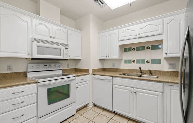 2-bedroom rental at 1 Towers Park Ln Unit 1810 in San Antonio, TX — photo 3