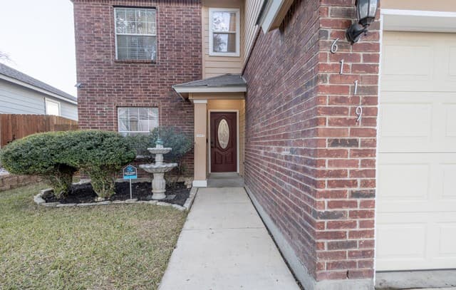 4-bedroom rental at 6119 Spotters Ridge in San Antonio, TX — photo 3