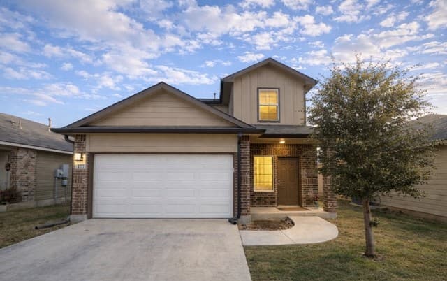 4-bedroom rental at 177 Middle Green loop in Floresville, TX — photo 2