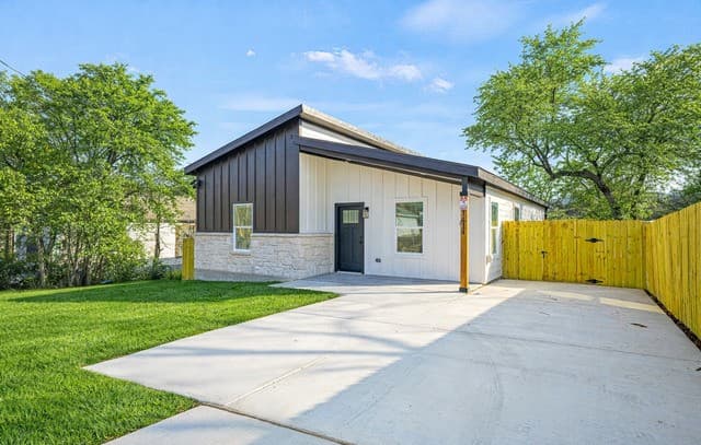 3-bedroom rental at 1422 Paso Hondo St in San Antonio, TX — photo 1