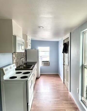 0rental at 3090 County Road 442 in Stockdale, TX — photo 5