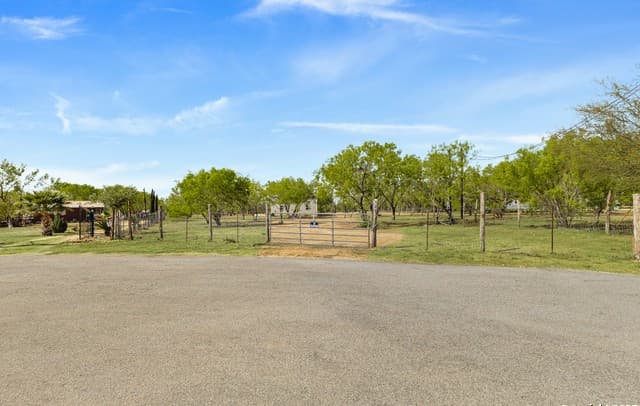 3-bedroom home for sale at 412 W Coker in Devine TX