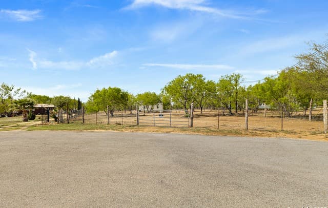 3-bedroom rental at 412 W Coker in Devine, TX — photo 2
