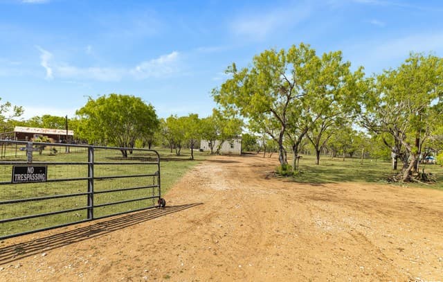 3-bedroom rental at 412 W Coker in Devine, TX — photo 3
