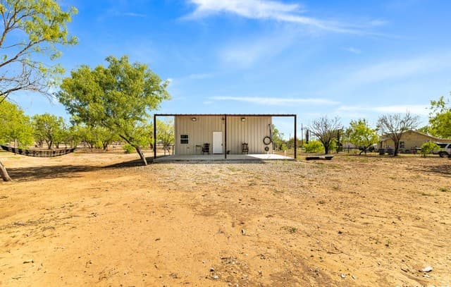 3-bedroom rental at 412 W Coker in Devine, TX — photo 5