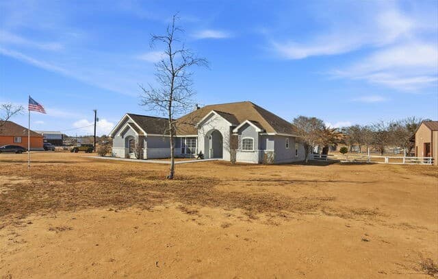 rental at 6695 Fm 3175 in Somerset, TX — photo 2