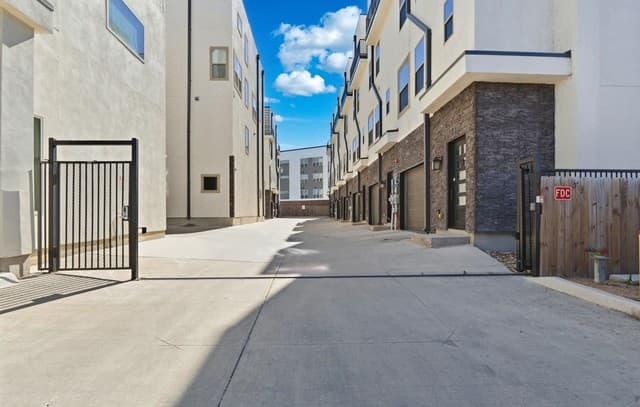 3-bedroom rental at 1817 N St Marys St Unit 102 in San Antonio, TX — photo 2
